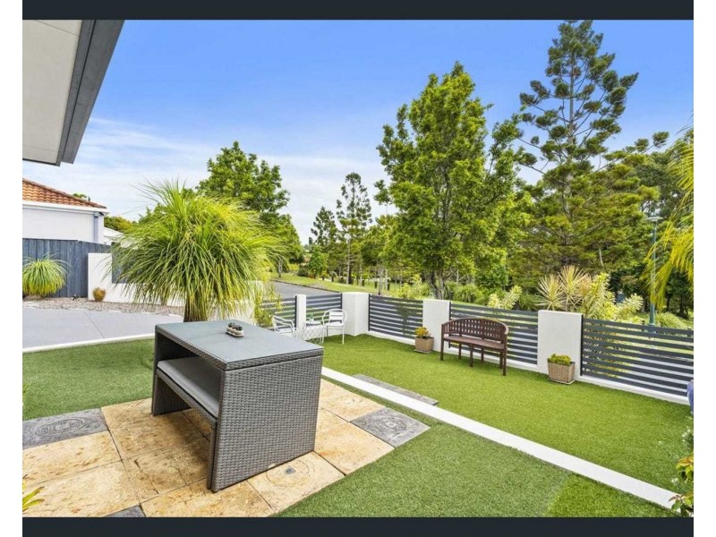7 Irvine Street, Pacific Pines QLD 4211