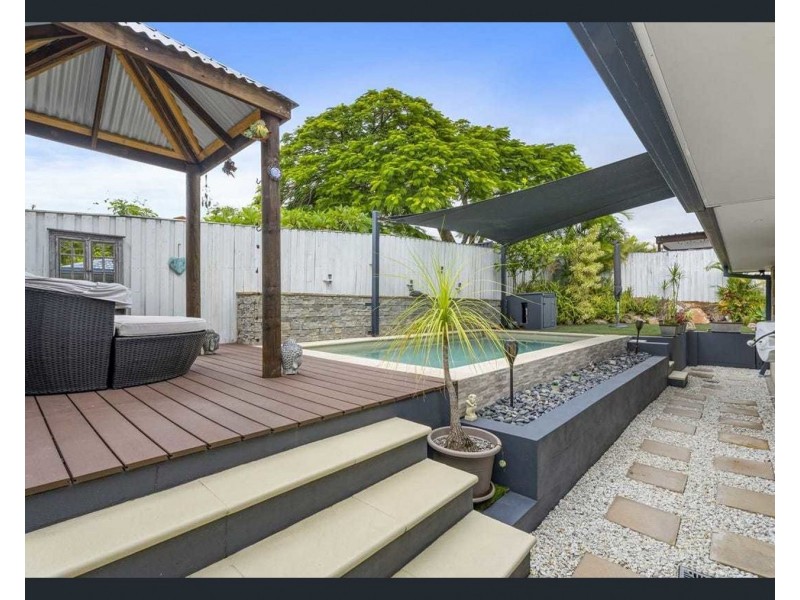 7 Irvine Street, Pacific Pines QLD 4211