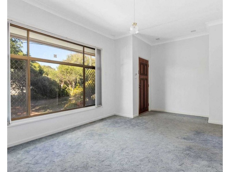 2 Godfrey Street, Queens Park WA 6107