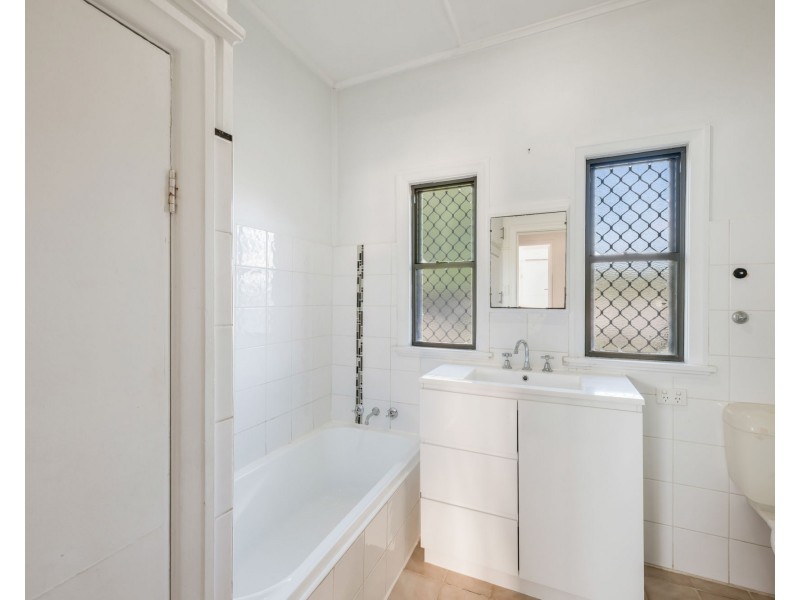 40 Dunn Road, Avenell Heights QLD 4670