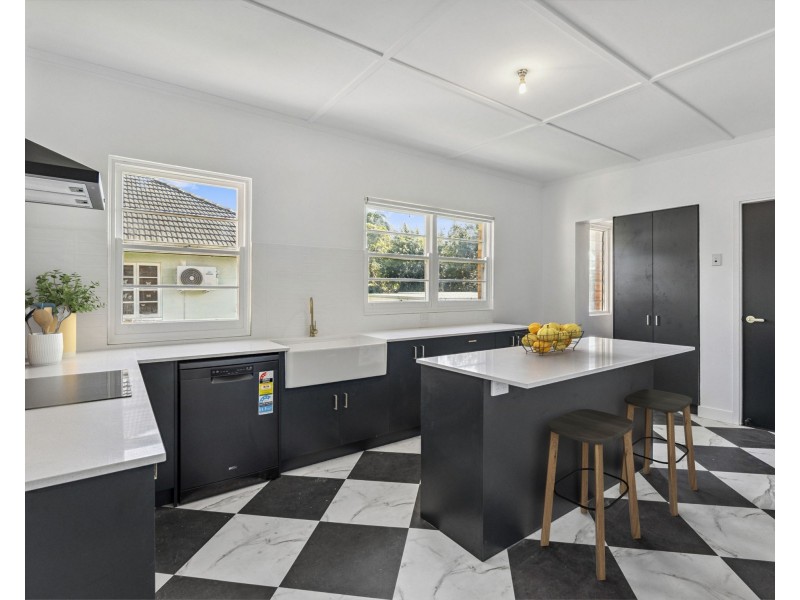 8 Toongarra Road, Leichhardt QLD 4305