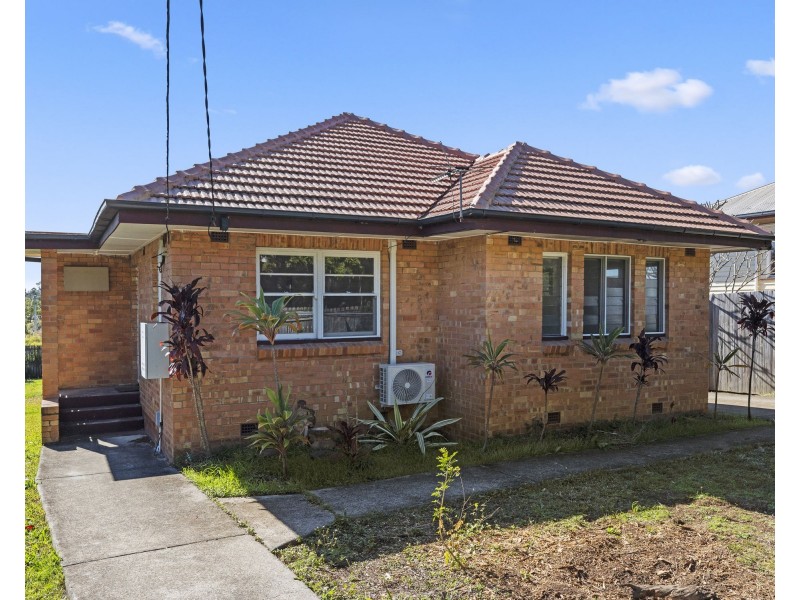 8 Toongarra Road, Leichhardt QLD 4305