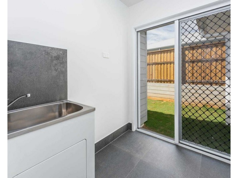 27 Cummins Road, Avoca QLD 4670