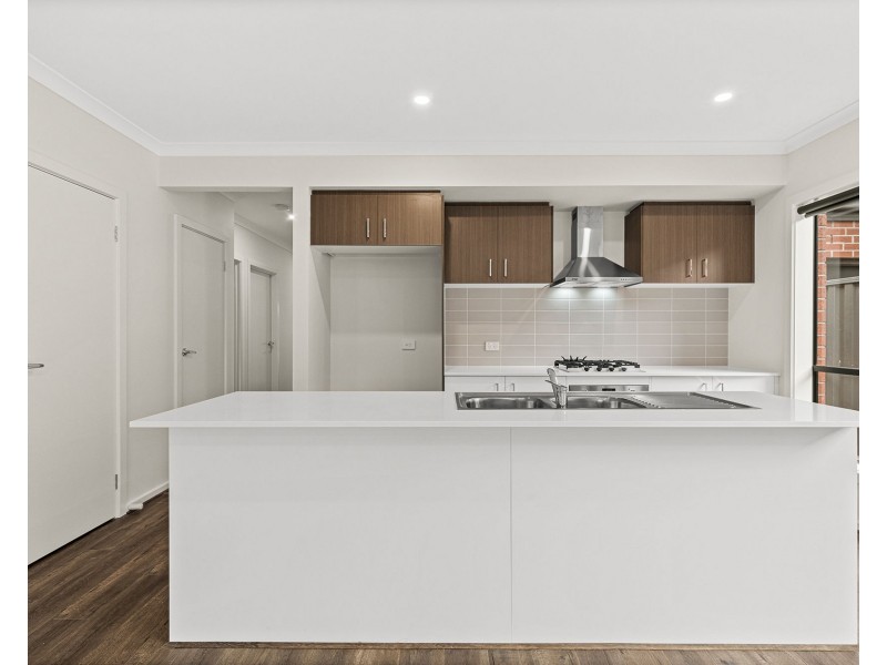 56 Hanover Circuit, Melton South VIC 3338