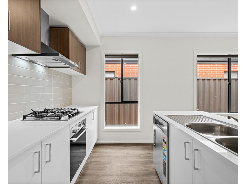 56 Hanover Circuit, Melton South VIC 3338