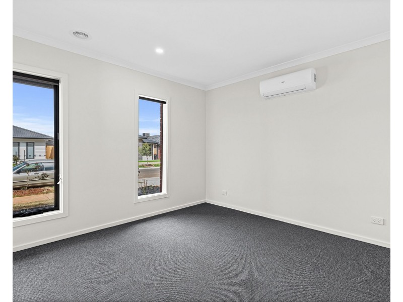 56 Hanover Circuit, Melton South VIC 3338