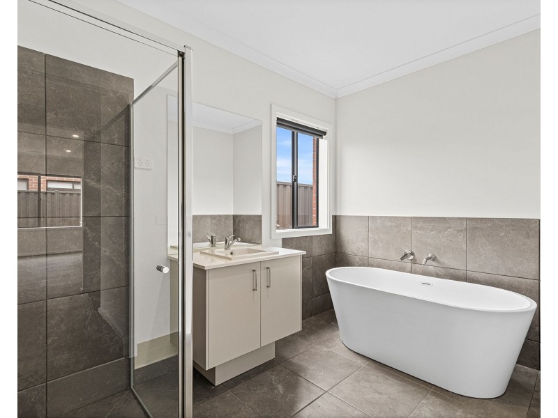 56 Hanover Circuit, Melton South VIC 3338