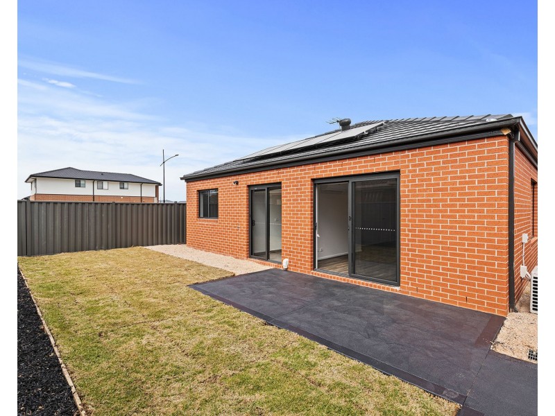 56 Hanover Circuit, Melton South VIC 3338