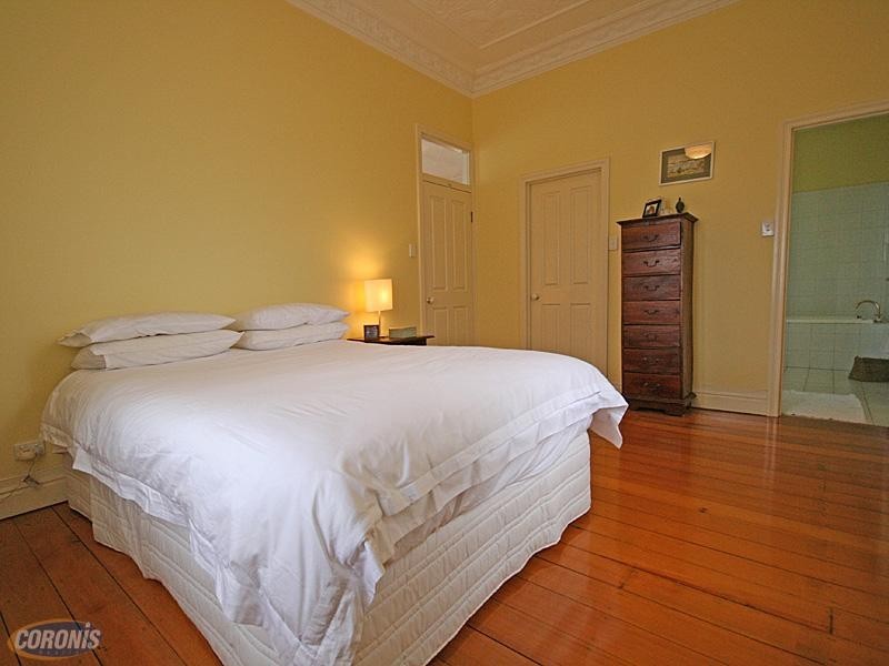 18 Goldsworthy Avenue, Hamilton QLD 4007