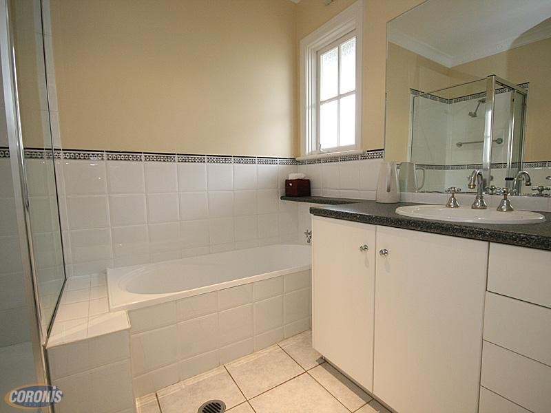 18 Goldsworthy Avenue, Hamilton QLD 4007