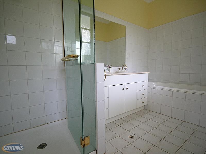 18 Goldsworthy Avenue, Hamilton QLD 4007