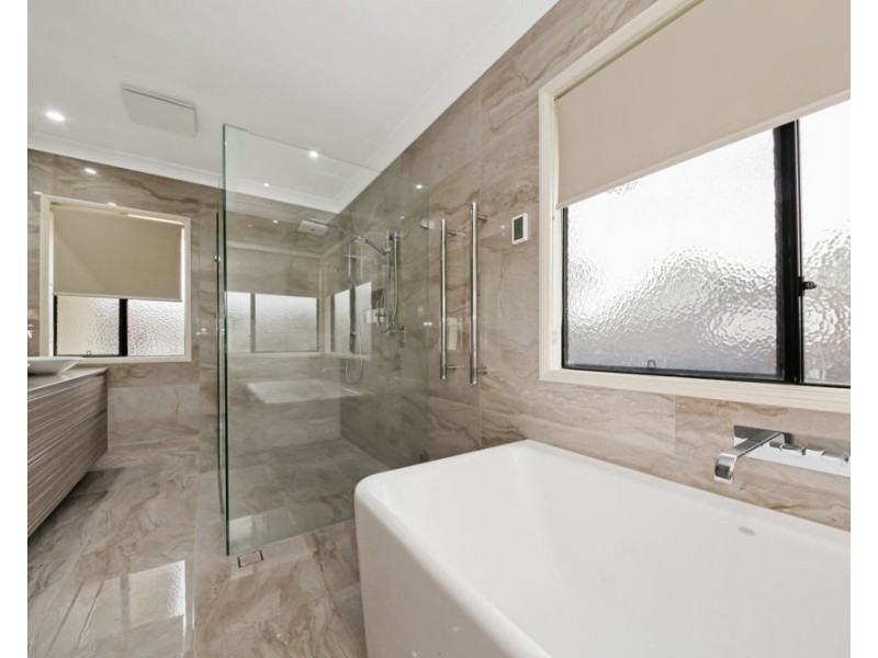 11 Oltrarno Place, Bridgeman Downs QLD 4035