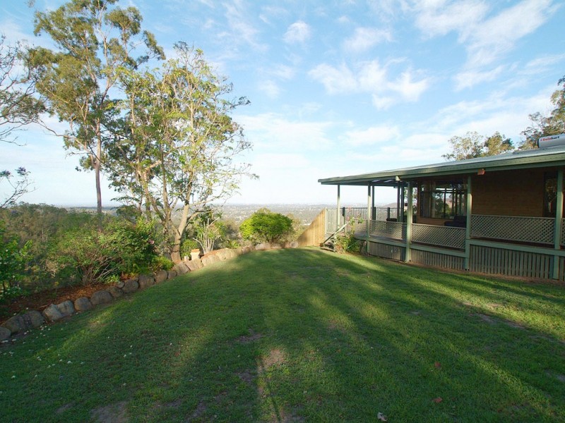 3 Emmaron Court, Ferny Hills QLD 4055