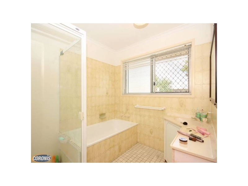 4 Moatah Drive, Beachmere QLD 4510