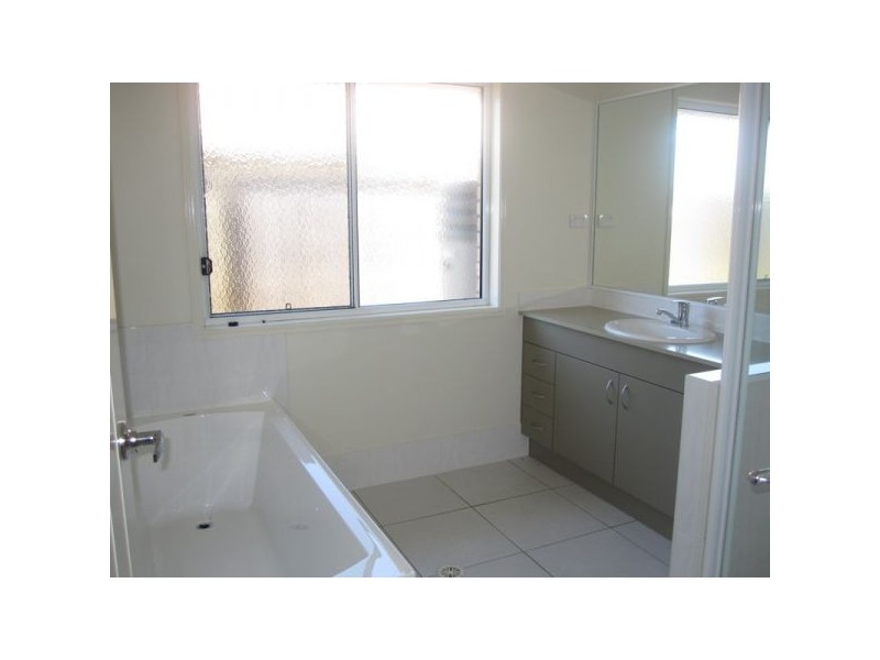 z12  Dear Place, Bellmere QLD 4510