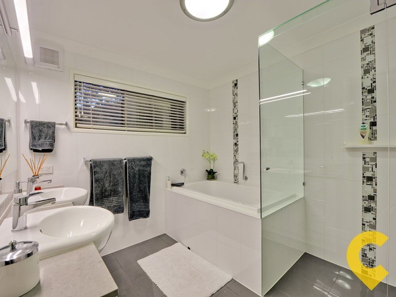 74 Duncan Street, Wynnum West QLD 4178