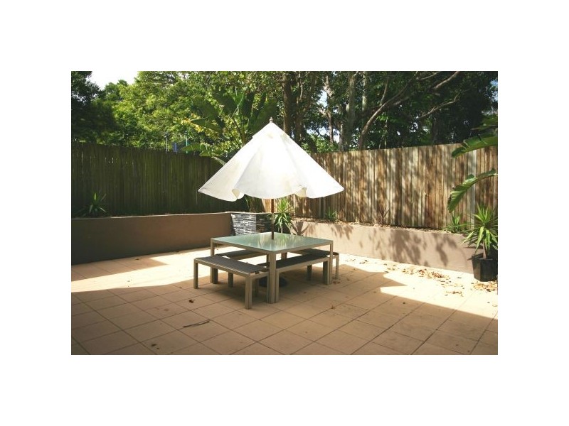 2/102  Yundah Street, Shorncliffe QLD 4017