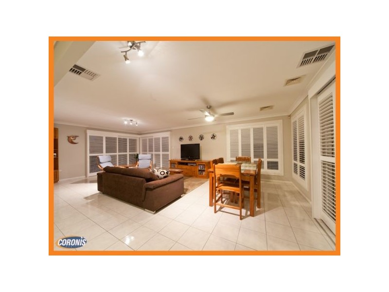 4 St Andrews Crescent, Carindale QLD 4152