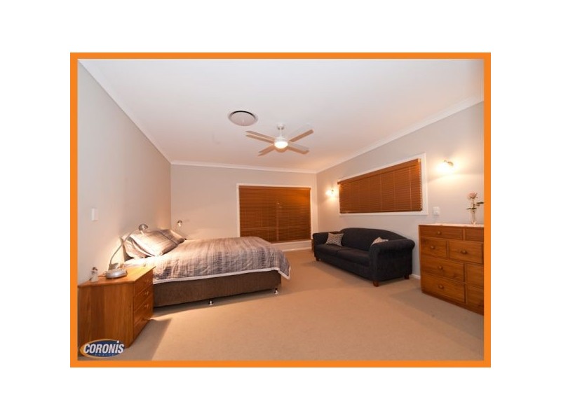 4 St Andrews Crescent, Carindale QLD 4152