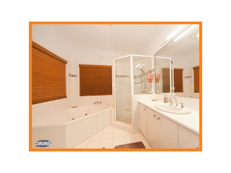 4 St Andrews Crescent, Carindale QLD 4152