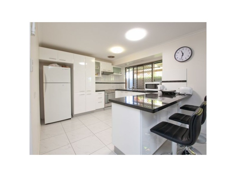 16 Donnington St, Carindale QLD 4152