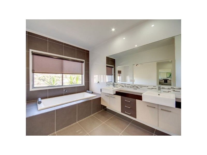7 Anna Court, Cashmere QLD 4500