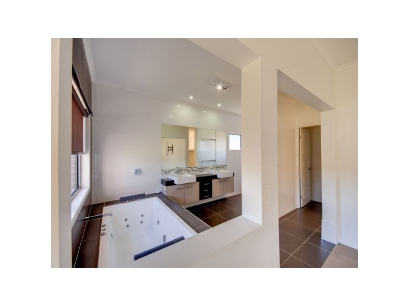 7 Anna Court, Cashmere QLD 4500