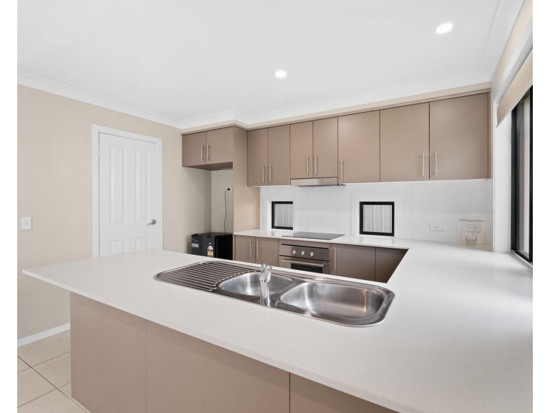 1/5 Lennox Street, Pacific Pines QLD 4211