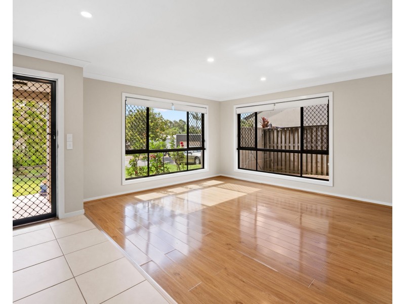 1/5 Lennox Street, Pacific Pines QLD 4211