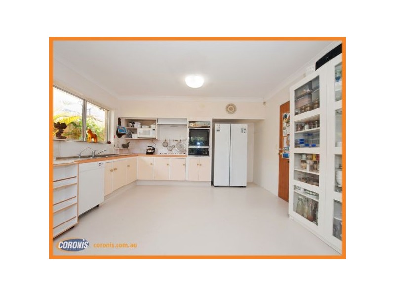 100 Salerno Street, Isle Of Capri QLD 4217