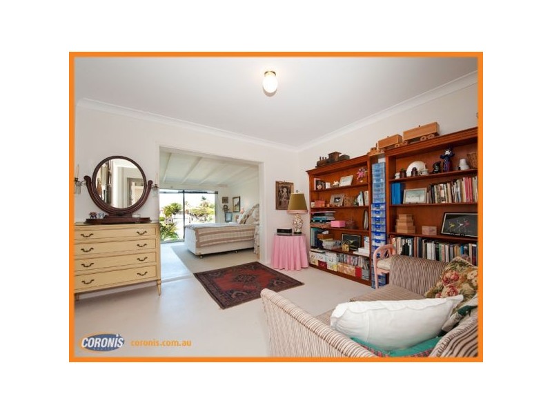 100 Salerno Street, Isle Of Capri QLD 4217