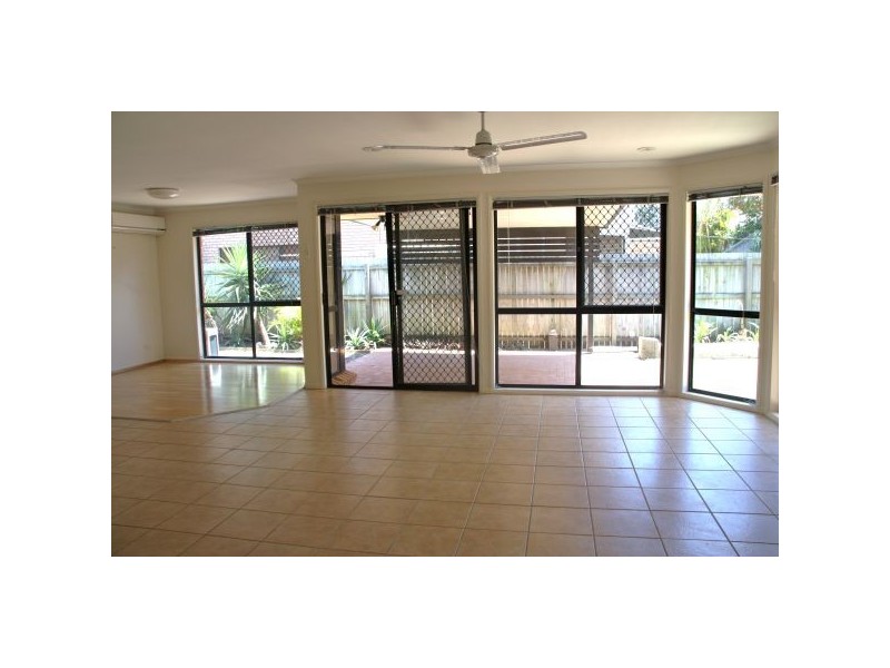 11 Bond Place, Carindale QLD 4152