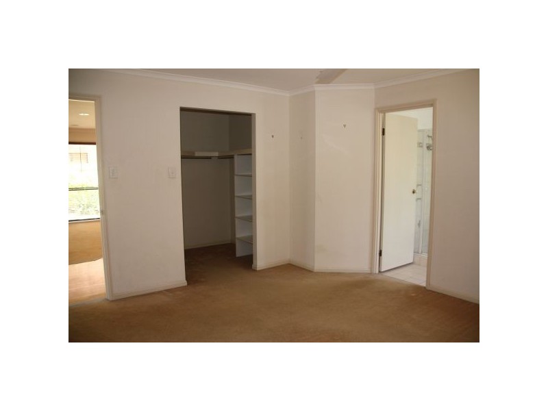 11 Bond Place, Carindale QLD 4152