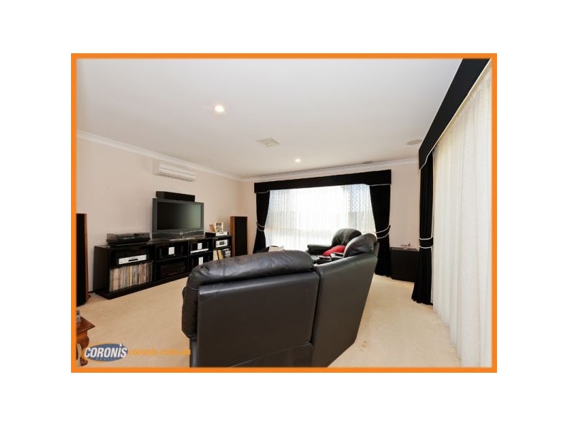 8 Woodward Lane, Pacific Pines QLD 4211