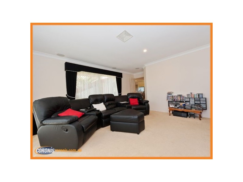 8 Woodward Lane, Pacific Pines QLD 4211