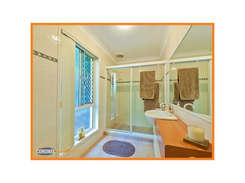 8 Woodward Lane, Pacific Pines QLD 4211