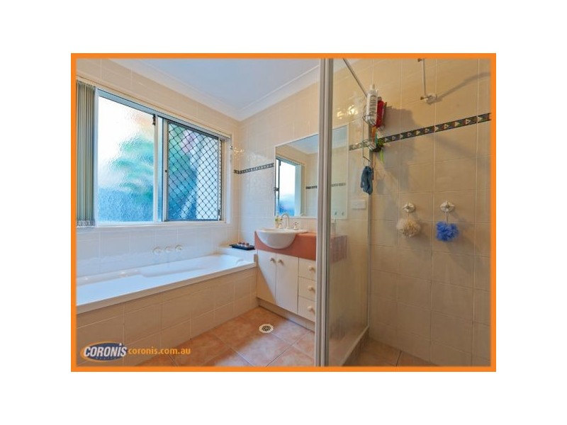 8 Woodward Lane, Pacific Pines QLD 4211