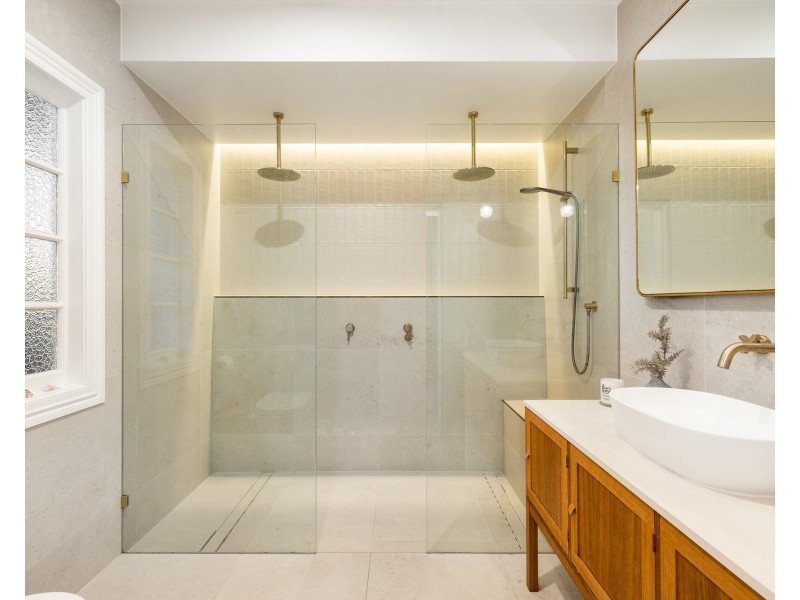 15 Anzac Avenue, Sandgate QLD 4017