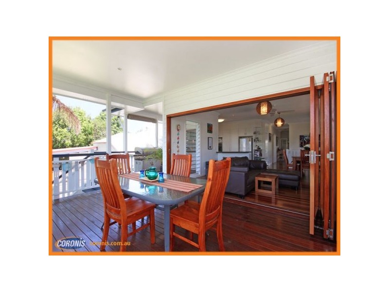 18 Robinson Street, Shorncliffe QLD 4017