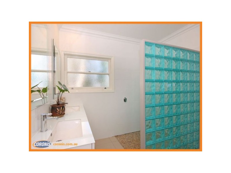 18 Robinson Street, Shorncliffe QLD 4017