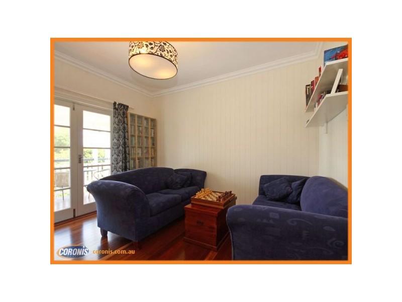 18 Robinson Street, Shorncliffe QLD 4017