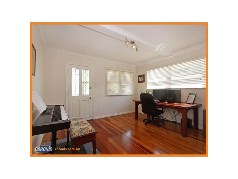 18 Robinson Street, Shorncliffe QLD 4017