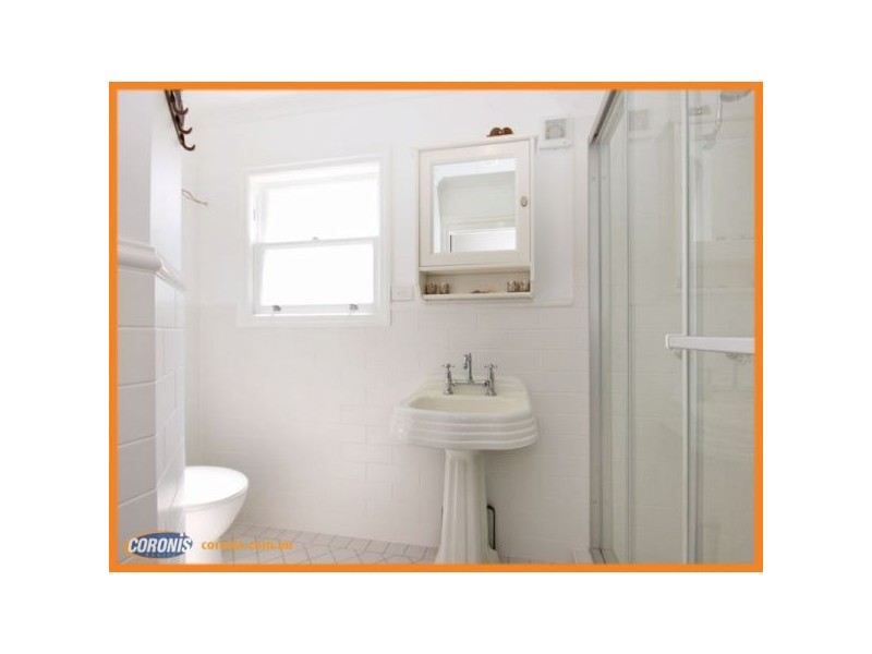 18 Robinson Street, Shorncliffe QLD 4017