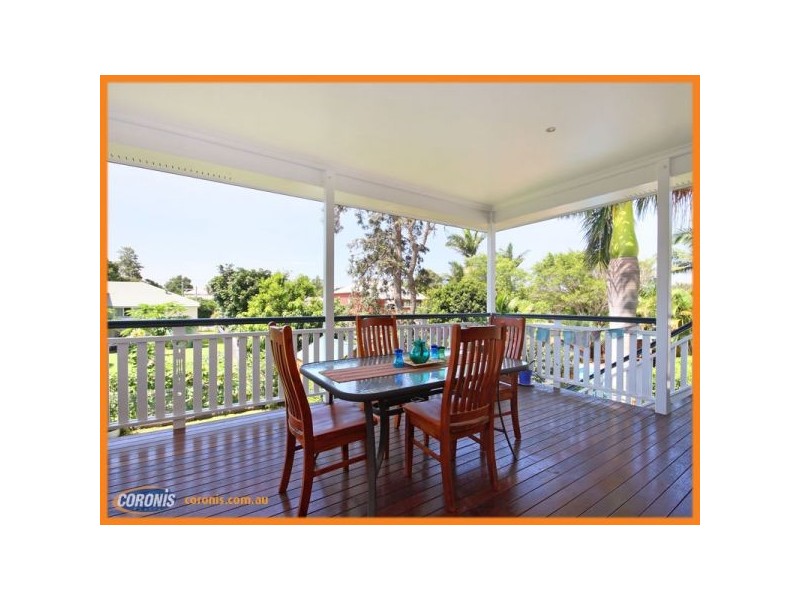 18 Robinson Street, Shorncliffe QLD 4017