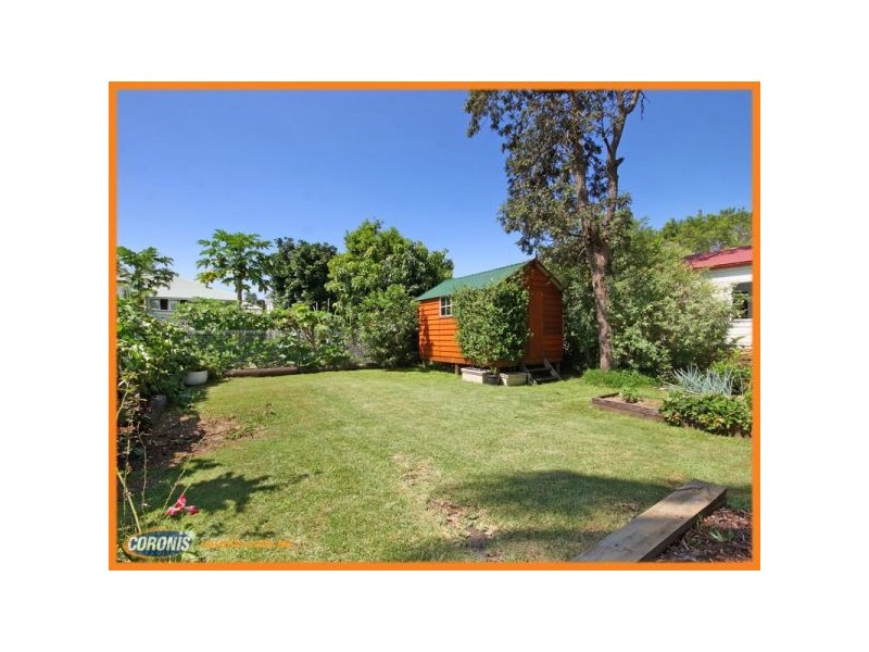 18 Robinson Street, Shorncliffe QLD 4017