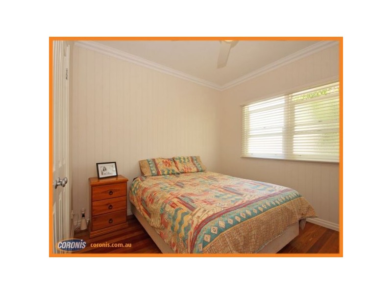 18 Robinson Street, Shorncliffe QLD 4017