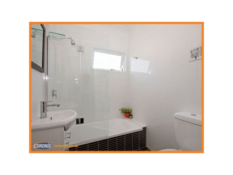 18 Robinson Street, Shorncliffe QLD 4017