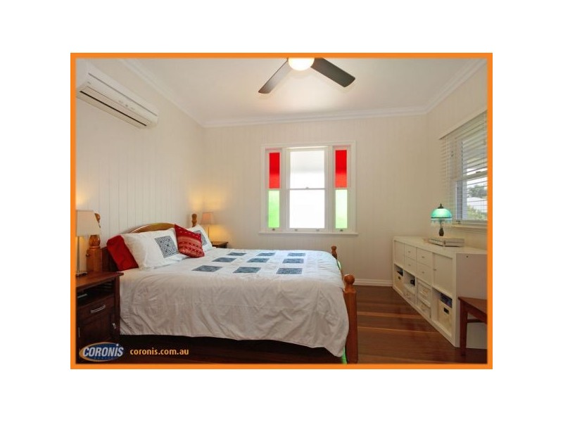 18 Robinson Street, Shorncliffe QLD 4017