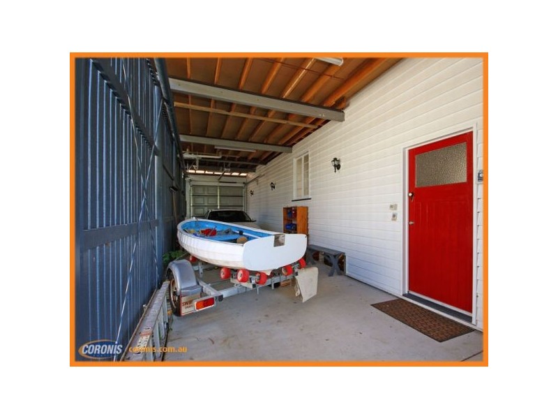 18 Robinson Street, Shorncliffe QLD 4017