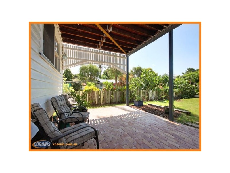 18 Robinson Street, Shorncliffe QLD 4017